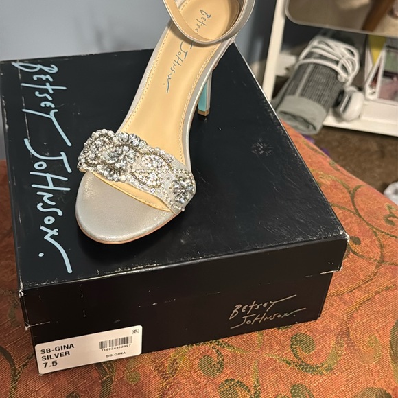 Silver Stylish wedding heels - Picture 1 of 2